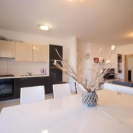 Apartament Skroce *